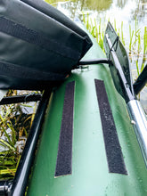 Charger l&#39;image dans la visionneuse de la galerie, STALKER Mad Boats® URUGUAY - Bateau ponton de pêche monoplace avec plaque de moteur hors-bord
