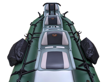 Charger l&#39;image dans la visionneuse de la galerie, STALKER Mad Boats® CHUBUT River Raft ™ - Bateau de pêche léger gonflable à trois sièges à emporter avec deux plaques de moteur hors-bord
